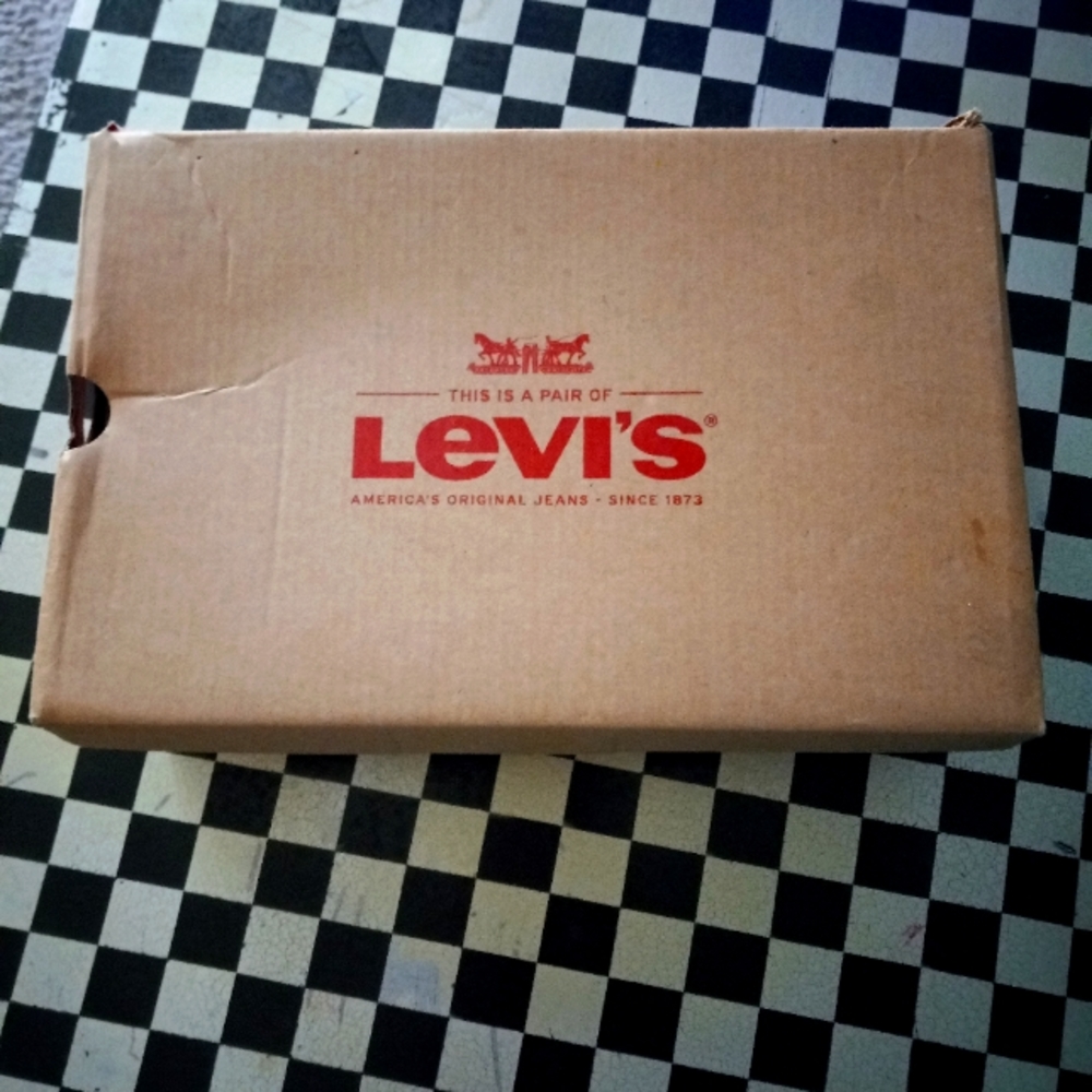 NWT Women's Levi's shoes (6)